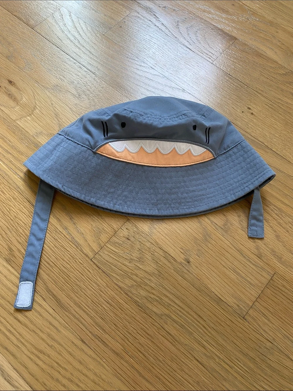 Carter’s 6-12m Kids Shark Bucket Hat in Gray with Peach Accent